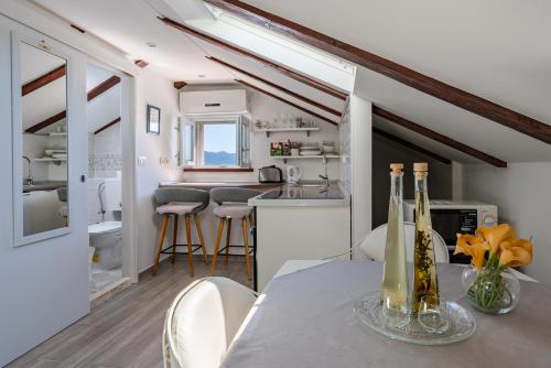 una cucina e una sala da pranzo con tavolo e sedie di Apartments Luka, Punta Jurana a Korčula