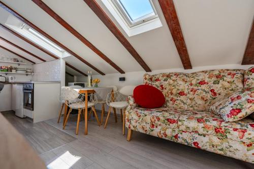 ein Wohnzimmer mit einem Sofa und einem Tisch in der Unterkunft Apartments Luka, Punta Jurana in Korčula