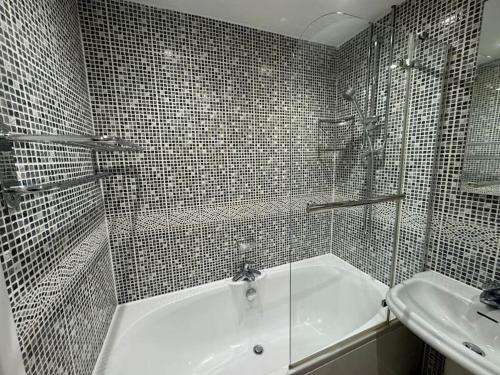 Ένα μπάνιο στο 2 bedroom House with Parking & Garden
