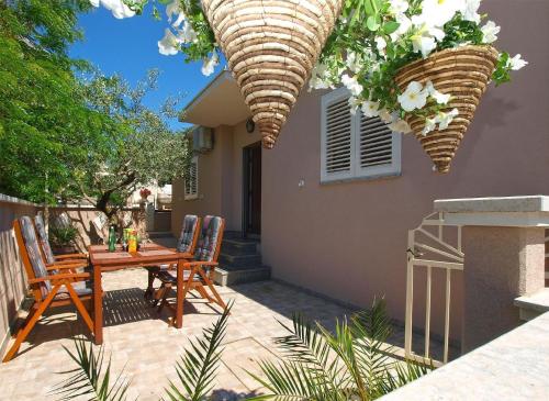 eine Terrasse mit einem Holztisch und Stühlen in der Unterkunft Ferienhaus für 4 Personen ca 50 qm in Vinkuran, Istrien Istrische Riviera in Vinkuran