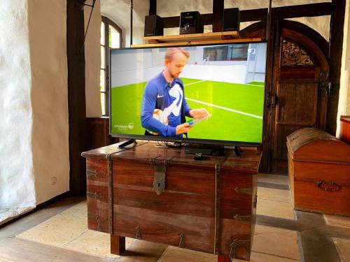 LeppersdorfにあるFerienhaus Waffenkammer mit 3 Schlafräumenの木製ドレッサーの上に座るテレビ
