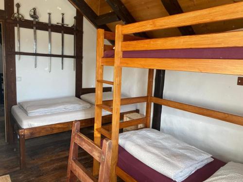 Ferienhaus Waffenkammer mit 3 Schlafräumenにあるベッド