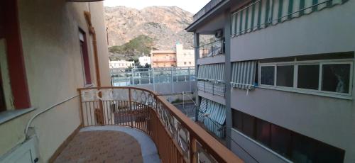 balkon z widokiem na góry w obiekcie rossy guest house w mieście Isola delle Femmine