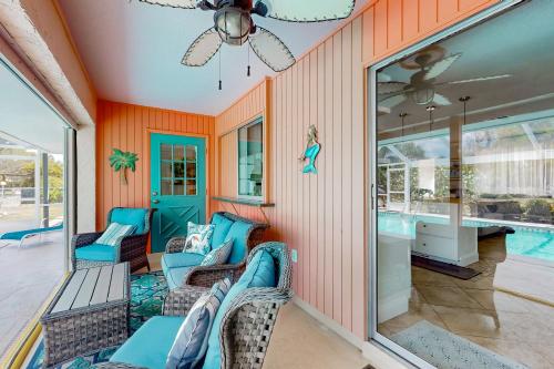 Ruang duduk di Seaside Serenity