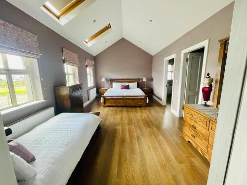 una camera con 2 letti in una stanza con pavimenti in legno di Conree Lodge a Castlemaine