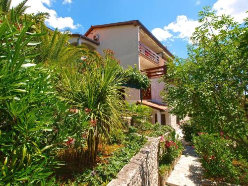 een huis met planten ervoor bij Ferienwohnung für 2 Personen ca 21 qm in Rabac, Istrien Bucht von Rabac in Rabac
