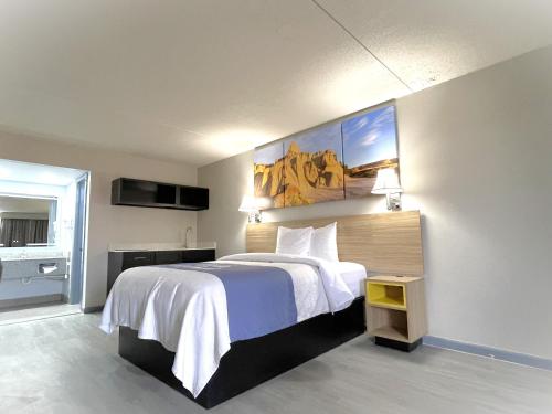 Llit o llits en una habitació de Days Inn by Wyndham Salina South