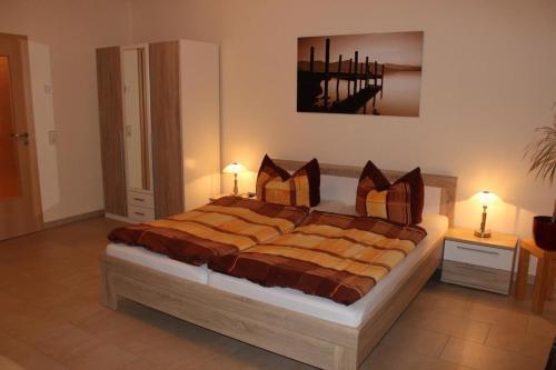 En eller flere senge i et værelse på Gemütliche Wohnung in Pirna mit Großem Garten