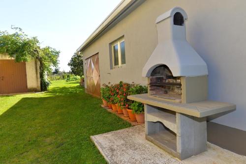 piec pizzy siedzący na boku domu w obiekcie Ferienhaus für 7 Personen ca 120 qm in Grandici, Istrien Bucht von Raša w mieście Grandići