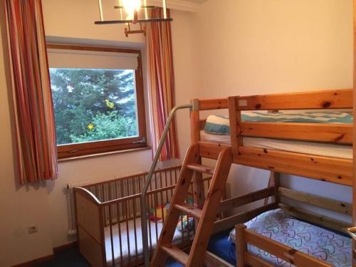 מיטה או מיטות קומותיים בחדר ב-Schlafzimmer und Kinderzimmer mit Verbindungstür