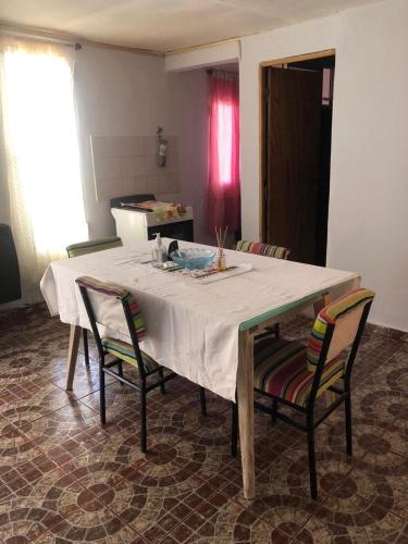 mesa de comedor con 2 sillas y cocina en Amigo8 en La Punta
