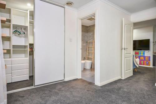 um quarto com paredes brancas e uma porta deslizante em Spacious Home in Newport em Newport