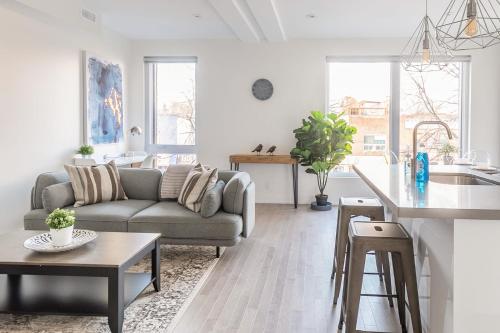 A seating area at Spacious Apartment Near High Park