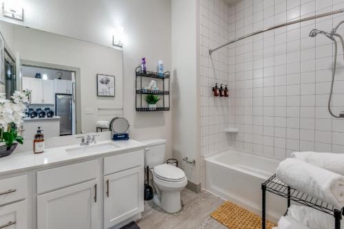 Fotografie z fotogalerie ubytování Spectacular Condo facing Riverwalk w Free Parking Pet Friendly Centrally Located on Riverwalk v destinaci San Antonio
