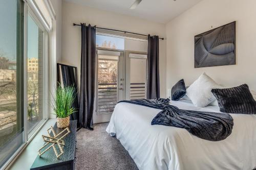 een slaapkamer met een groot bed en een raam bij Spectacular Condo facing Riverwalk w Free Parking Pet Friendly Centrally Located on Riverwalk in San Antonio