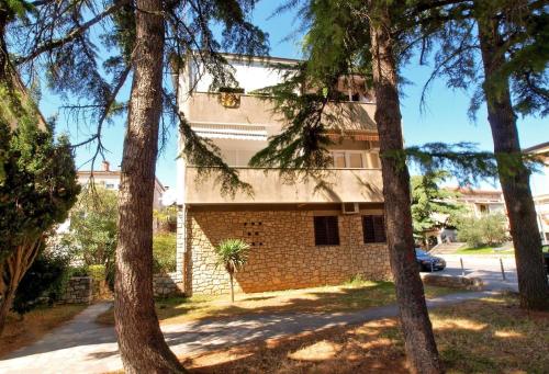 una casa con árboles delante de ella en Ferienwohnung für 4 Personen ca 40 qm in Fažana, Istrien Istrische Riviera - b43347, en Fažana