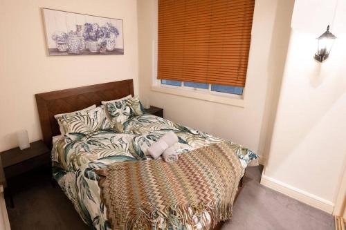 um quarto com uma cama com lençóis com estampas de zebra em Vintage Charm in the Heart of Sydney CBD close to the Opera House em Sydney