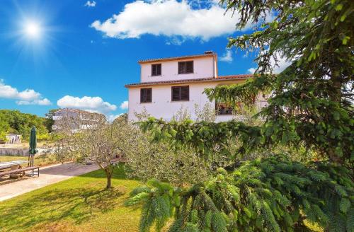 een wit huis met een boom ervoor bij Ferienwohnung für 4 Personen ca 50 qm in Pula-Fondole, Istrien Istrische Riviera - a87910 in Pula