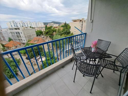 Apartment Holiday in Split, near the old town, three rooms, balcony, garage