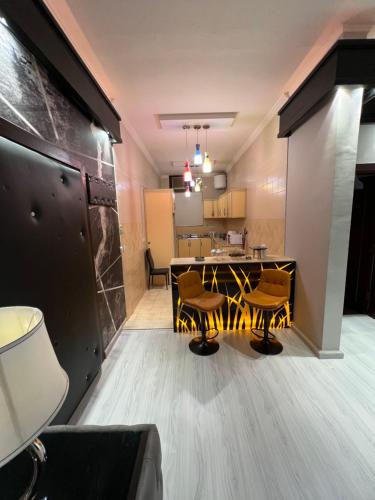 cocina y comedor con mesa y sillas en شقة غرفتين وصاله بتصميم مودرن, en Riad