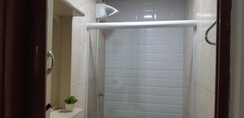 uma casa de banho com um chuveiro e um WC. em Ponta Negra Hospedagem em Maricá