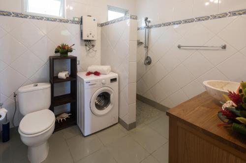uma casa de banho com um WC e uma máquina de lavar roupa em PARADISE em Bora Bora
