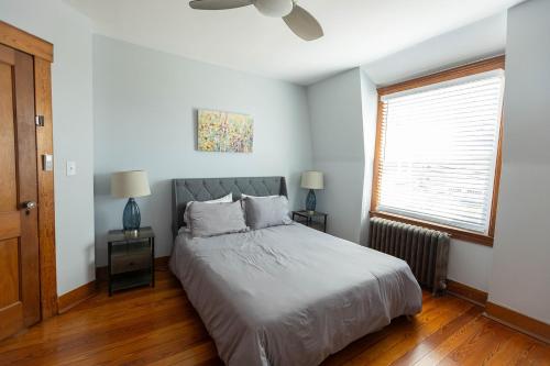 1 dormitorio con 1 cama y ventilador de techo en Beachside Retreat, en West Haven