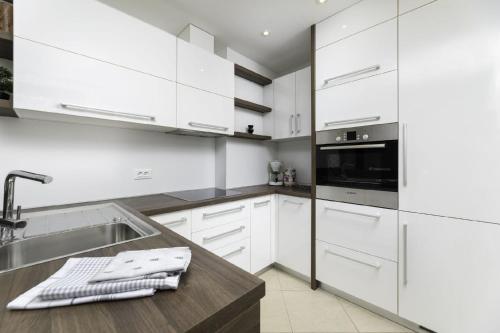 Η κουζίνα ή μικρή κουζίνα στο Ferienwohnung für 5 Personen ca 65 qm in Uvala Soline, Kvarner Bucht Krk