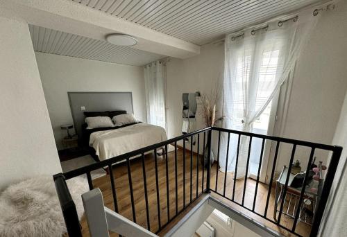 une chambre avec un lit et un balcon dans l'établissement Duplex au coeur du Boulou, au Boulou
