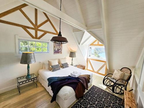 ein Schlafzimmer mit einem Bett im Dachgeschoss in der Unterkunft Viewpoint in Onetangi