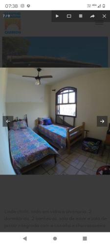 um quarto com 2 camas e uma janela em Chalé no Camping Carrion próximo a Tomorrowland em Itu