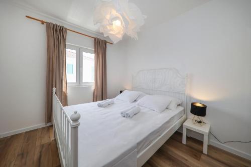 Postel nebo postele na pokoji v ubytování Apartments by the sea Dobropoljana, Pasman - 22749