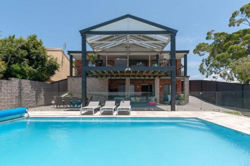 une maison avec une piscine en face d'une maison dans l'établissement Lake Front Home - 4 Bedrooms - Pool & Jetty, à Arcadia