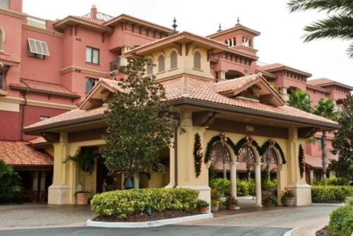 オーランドにあるNext to Disney World - Bonnet Creek Resort 1 BD condoのピンク色の大きな建物