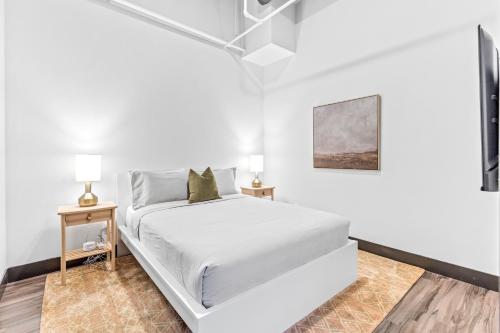 圣路易斯Loft Apt Steps from Arch-Parking-P202的一间白色卧室,配有床和2个床头柜