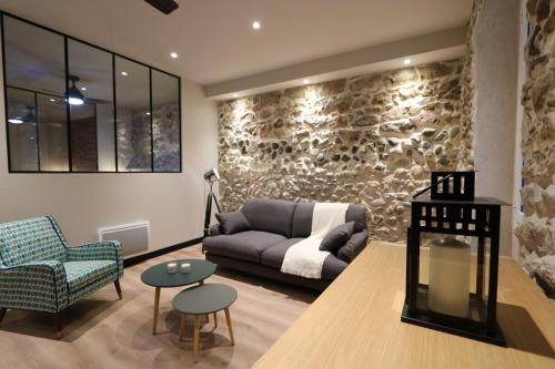 un salon avec un canapé et une chaise dans l'établissement Superbe Appartement moderne au coeur du Vieux Nice, à Nice