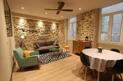 un salon avec une table et un canapé dans l'établissement Superbe Appartement moderne au coeur du Vieux Nice, à Nice