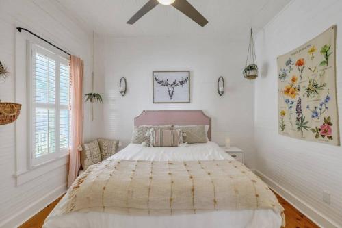 ein Schlafzimmer mit einem großen Bett und einem Deckenventilator in der Unterkunft Big Mama Beach House Limited time 5BDR, POOL in Tybee Island