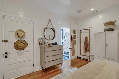 ein Schlafzimmer mit einem Bett, einer Kommode und einem Spiegel in der Unterkunft Big Mama Beach House Limited time 5BDR, POOL in Tybee Island