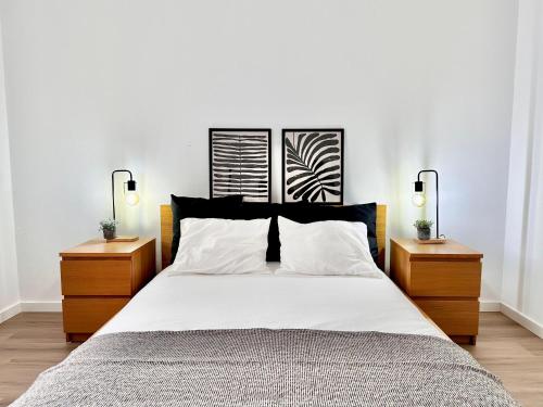 1 dormitorio con 1 cama grande y 2 mesitas de noche en Casa da Mãe Ju, en Porto de Mós