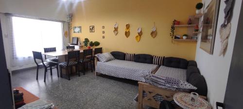 sala de estar con sofá y mesa en casa con garaje rejas y camaras a 24 minutos del aeropuerto Ezeiza Amplio parque para mascotas en Ezeiza