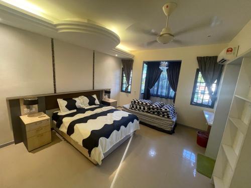 Postel nebo postele na pokoji v ubytování Permas Jaya near Senibong Cove CIQ KSL Mid Valley