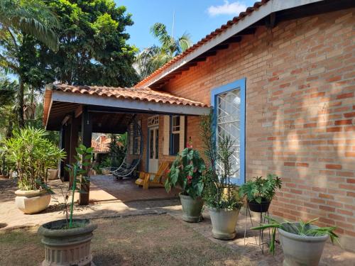 una casa de ladrillo con macetas delante de ella en Casa de Campo em Itatiba en Itatiba