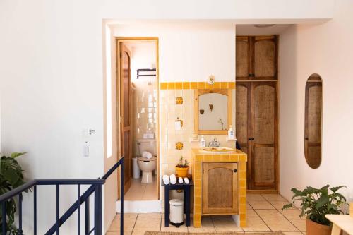La salle de bains est pourvue d'un lavabo et de toilettes. dans l'établissement Siento Oaxaca, à Oaxaca