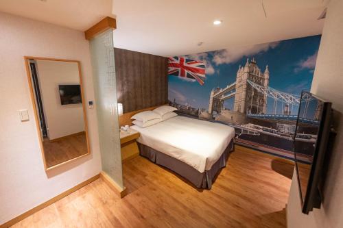 a bedroom with a bed and a painting of a bridge at 雲富大飯店 Hotel Cloud-ZhongShan in Taipei