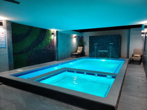 einen Pool in einem Haus mit blauer Decke in der Unterkunft Sonoran desert in Puerto Peñasco