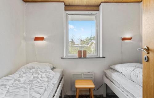 Stavningにある3 Bedroom Nice Home In Skjernのベッドルーム1室(ベッド2台、窓付)