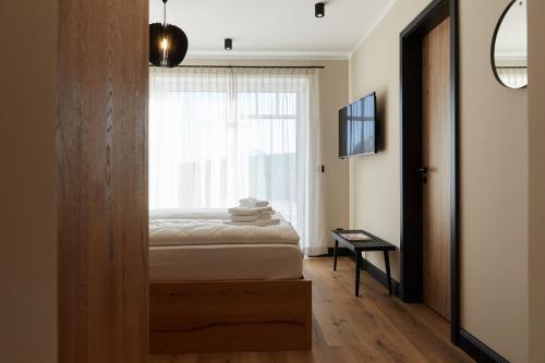 a bedroom with a bed and a window at Binnendiek Haus 2 Comfort-Apartment 3 in Büsum