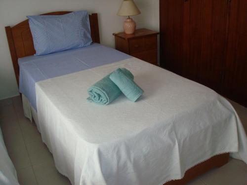 A bed or beds in a room at Casa de Alvor