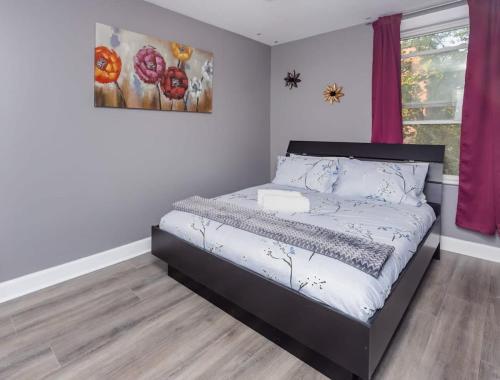 1 dormitorio con 1 cama en una habitación en Pet-Friendly - Near University & Byward Market, en Ottawa